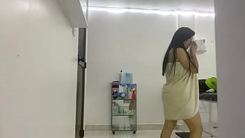 Enfermera Captada En El Consultorio Del Doctor Cambiandose De Ropa free video
